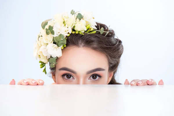 Mujer con flores en el pelo - foto de stock