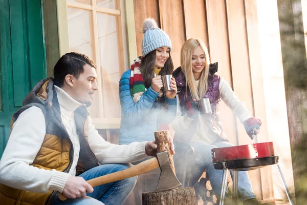 Man chopping firewood — Stock Photo