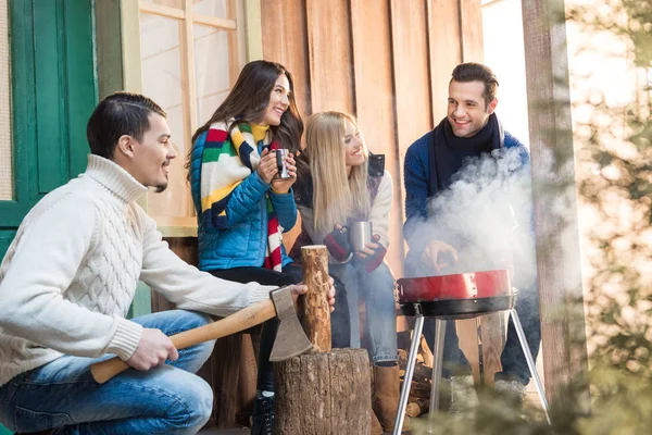 Man chopping firewood — Stock Photo