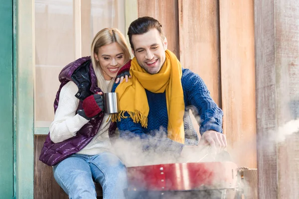 Feliz joven pareja en el porche - foto de stock