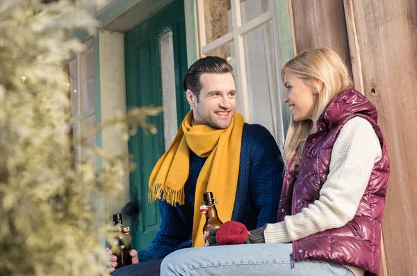 Couple boire de la bière — Photo de stock