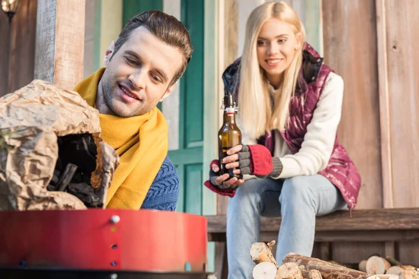 Mann füllt Grill mit Holzkohle — Stockfoto