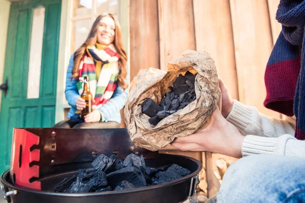 Relleno hombre parrilla con carbón — Stock Photo