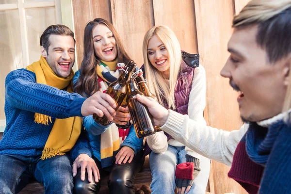 Freunde trinken Bier — Stockfoto