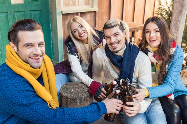 Amigos bebiendo cerveza - foto de stock