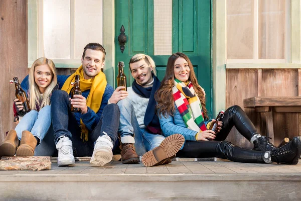 Friends drinking beer — Stock Photo