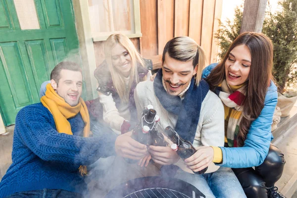 Amici che bevono birra — Foto stock