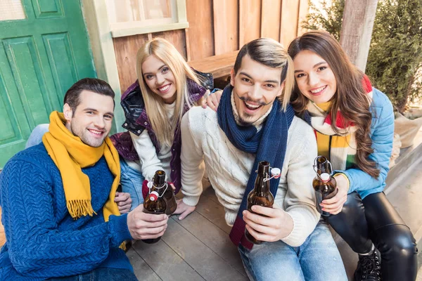 Friends drinking beer — Stock Photo