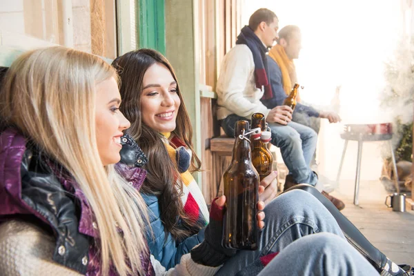 Amis boire de la bière — Photo de stock