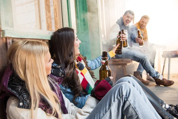 Friends drinking beer — Stock Photo