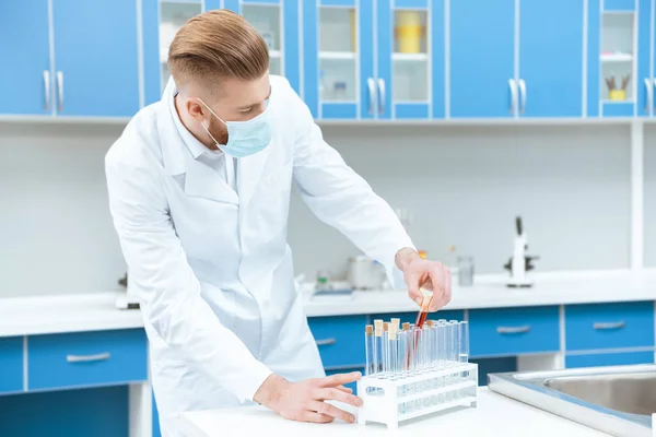 Científico trabajando en laboratorio - foto de stock