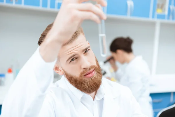 Cientista que trabalha em laboratório — Fotografia de Stock