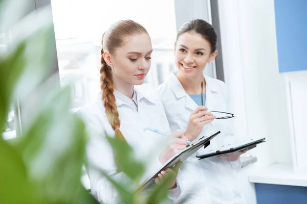 Young women scientists — Stock Photo