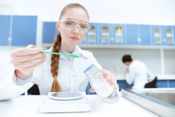 Científico trabajando en laboratorio - foto de stock