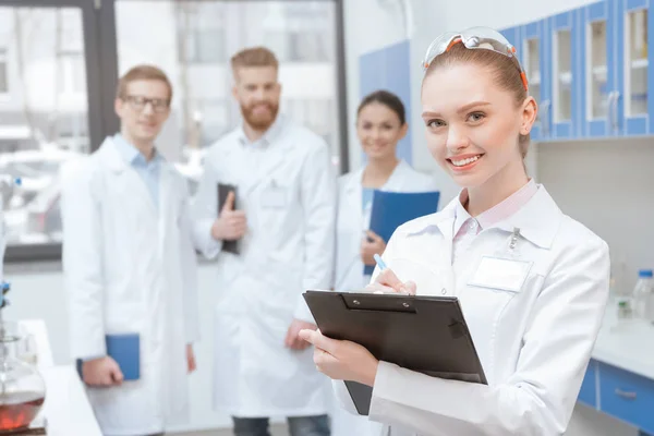 Jeune femme scientifique — Photo de stock