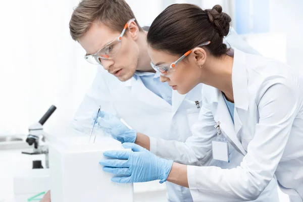 Scientists making experiment — Stock Photo