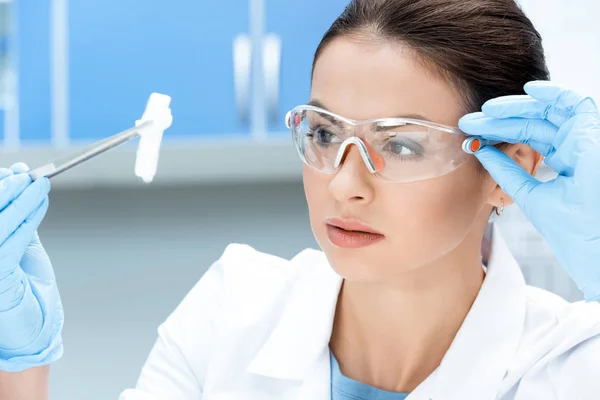 Wissenschaftler macht Experiment — Stockfoto