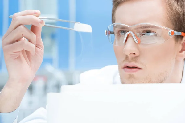 Scientist making experiment — Stock Photo