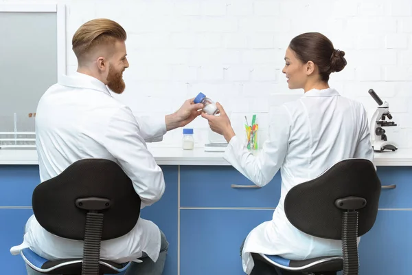 Scienziati che lavorano in laboratorio — Foto stock