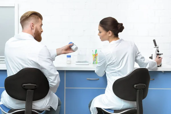 Scientists working in lab — Stock Photo