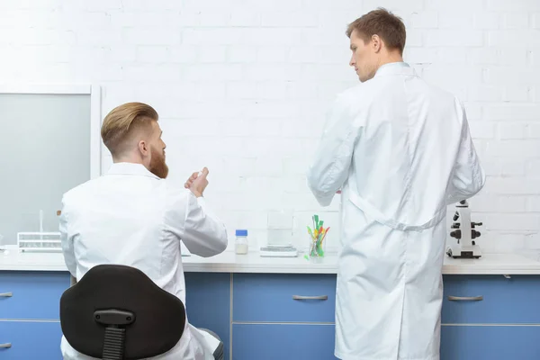 Científicos trabajando en laboratorio - foto de stock