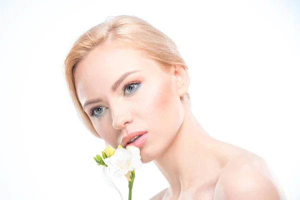 Mujer joven con flor - foto de stock