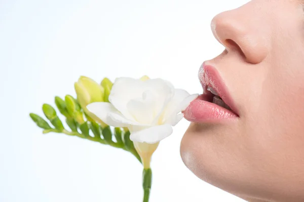 Mujer joven con flor - foto de stock