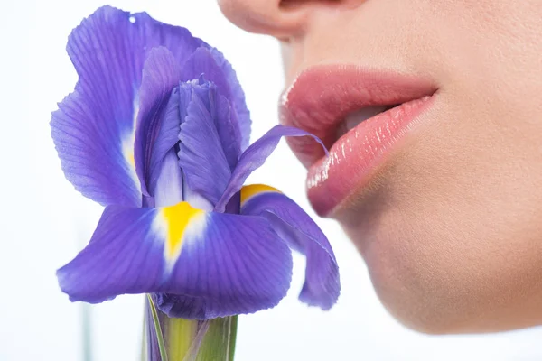 Mujer joven con flor - foto de stock