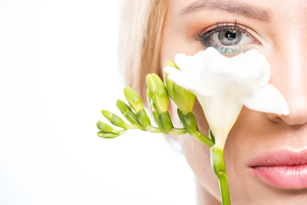 Jeune femme avec fleur — Photo de stock