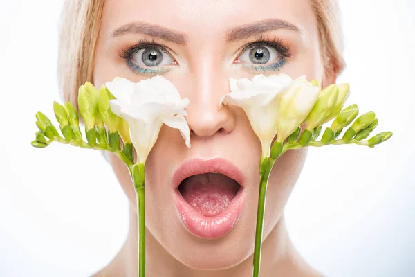 Junge Frau mit Blumen — Stockfoto