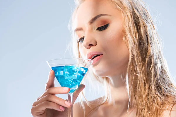 Mujer con bebida de cóctel - foto de stock