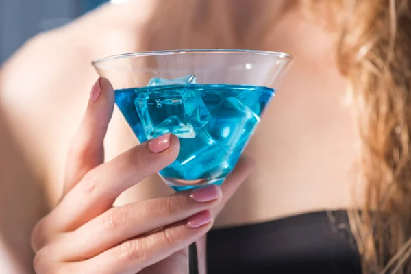 Femme avec boisson cocktail — Photo de stock