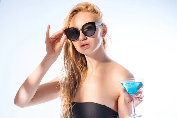 Жінка з коктейльним напоєм — стокове фото