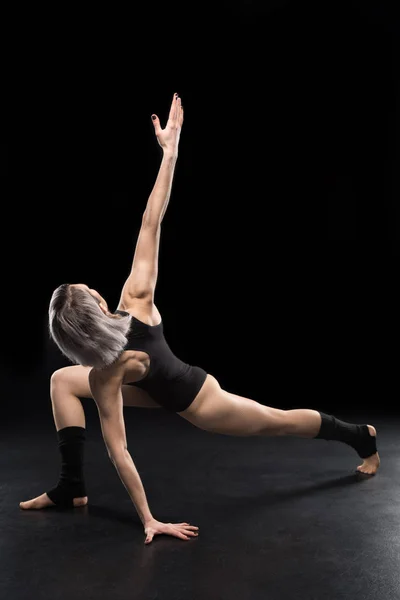 Jeune danseuse posant — Photo de stock
