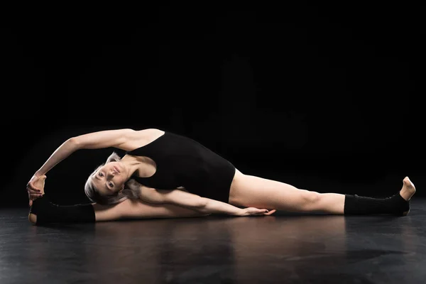 Giovane ballerina stretching — Foto stock