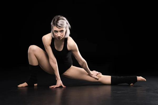 Jeune danseuse posant — Photo de stock