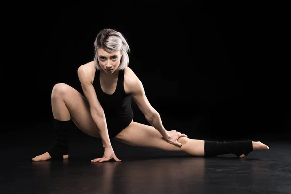 Young dancer posing — Stock Photo