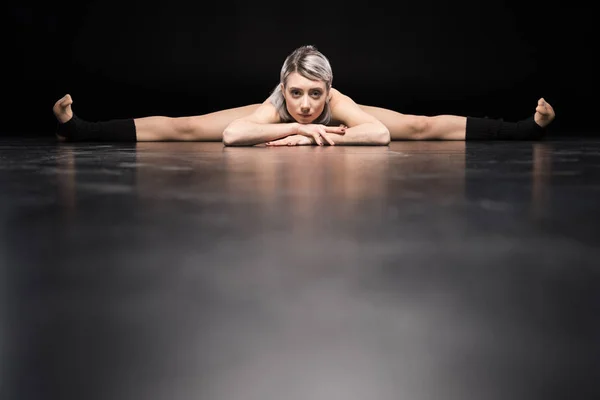 Joven bailarina estiramiento — Stock Photo