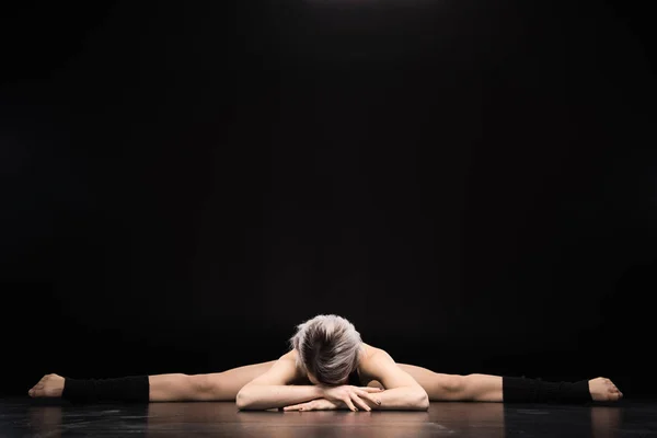Молодого танцівника, розтягування — стокове фото