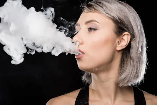 Donna in body con fumo — Foto stock