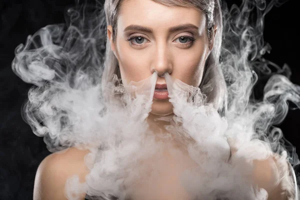 Mujer en traje de cuerpo con humo - foto de stock