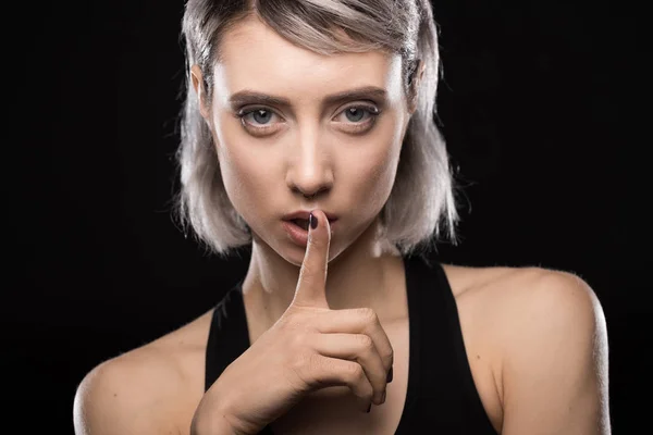 Mujer en traje negro - foto de stock