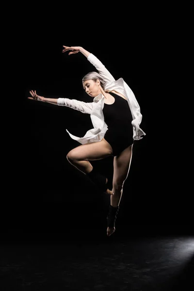 Donna danzante in body — Foto stock