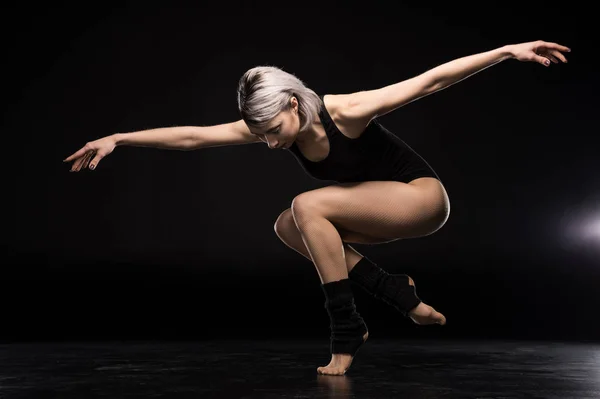Танцююча жінка в боді-костюмі — стокове фото