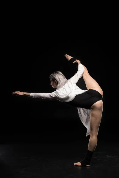 Mujer bailando en traje de cuerpo - foto de stock