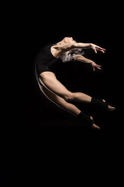 Mulher dançando em bodysuit — Fotografia de Stock