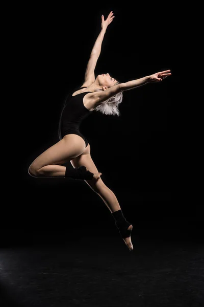 Танцююча жінка в боді-костюмі — стокове фото