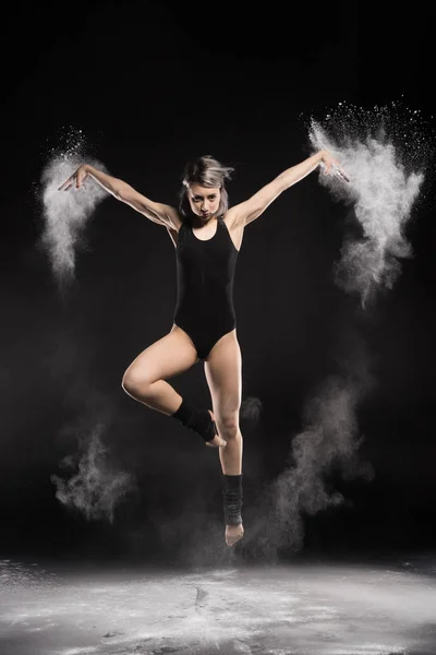 Donna danzante in body — Foto stock