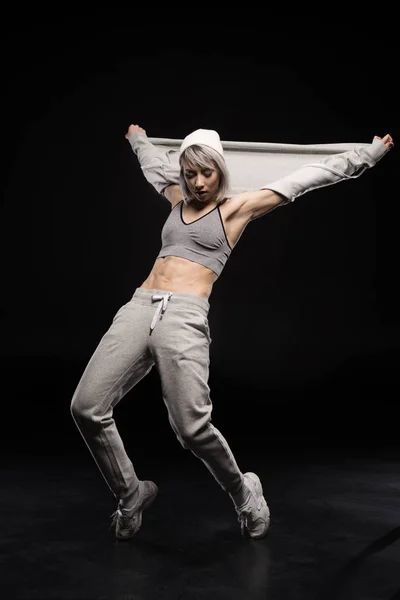 Bailando mujer en ropa deportiva - foto de stock