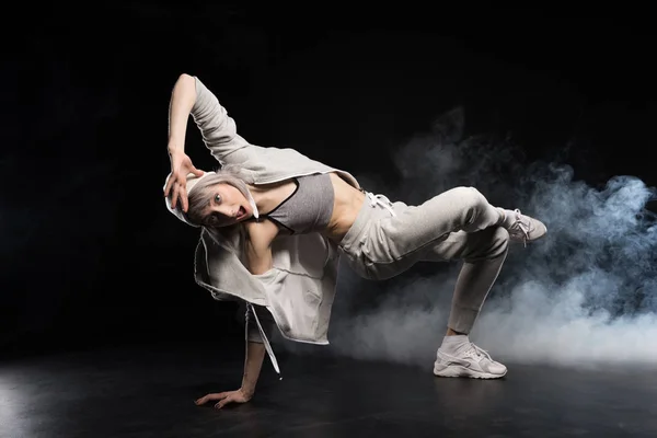 Bailando mujer en ropa deportiva - foto de stock